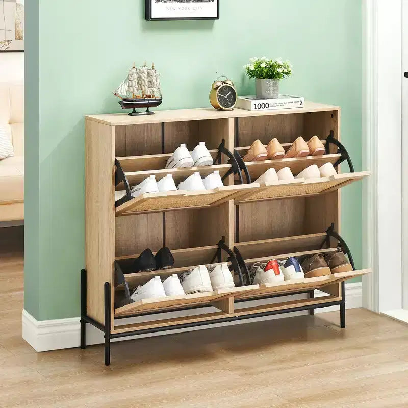 Meuble à chaussures GustoWave, Organisateur de chaussures en rotin naturel avec 4 tiroirs basculants, Meuble à chaussures étroit sur pied avec pieds en métal et étagère réglable