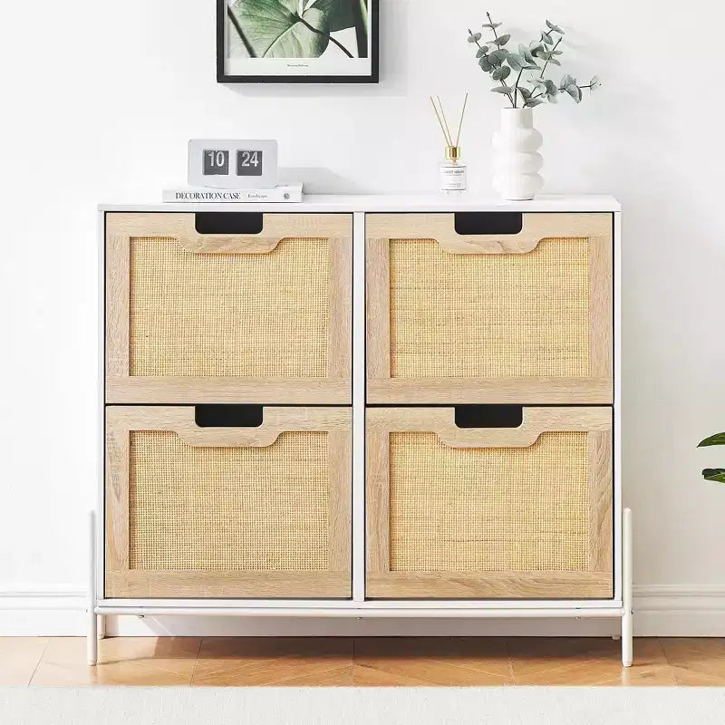 Meuble à chaussures GustoWave, Organisateur de chaussures en rotin naturel avec 4 tiroirs basculants, Meuble à chaussures étroit sur pied avec pieds en métal et étagère réglable