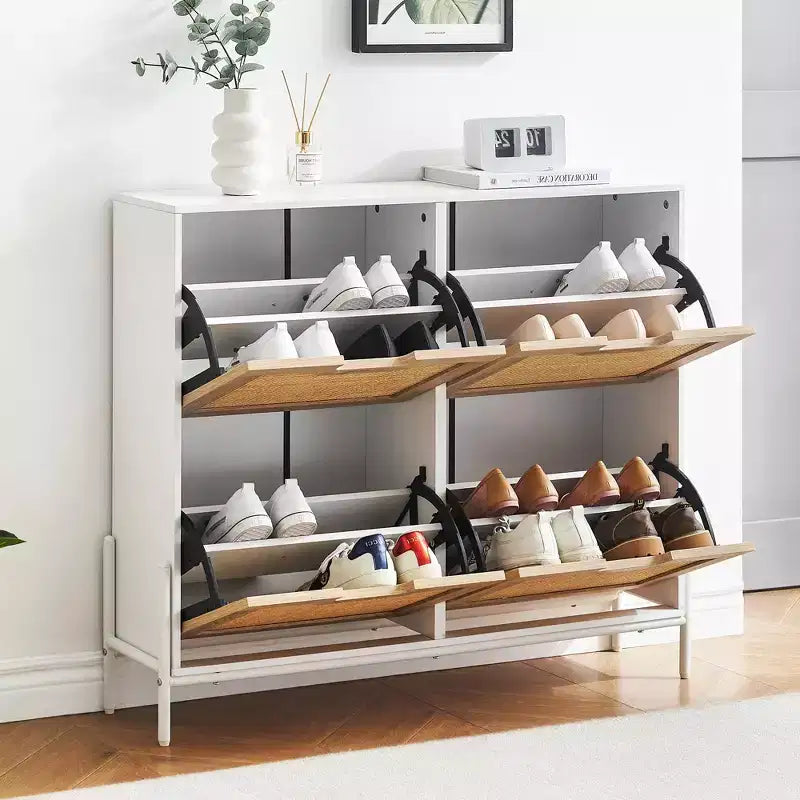 Meuble à chaussures GustoWave, Organisateur de chaussures en rotin naturel avec 4 tiroirs basculants, Meuble à chaussures étroit sur pied avec pieds en métal et étagère réglable